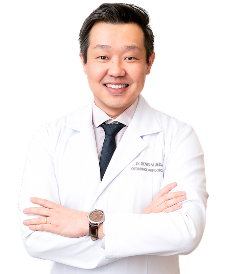 Dr. Denis M. Ueda, médico otorrinolaringologista, em seu consultório